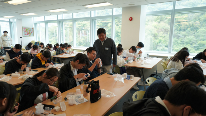 Nearly 50 teachers and students from different institutions participated in the DIY portable meteorological instrument experience workshop to understand the relevant concepts of urban heat island effect.
 